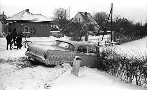 Vintervejr, biler i grøften i Nordsjælland. 13-03-63.
24x36, jpeg, 300 dpi, size: 3 MB.
Printsize: 30 cm sa6311911.jpg