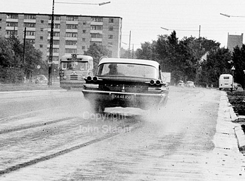 60'er biler i regnvejr.
01-08-63.
24x36, jpeg, 300 dpi, size: 1 - 2 MB.
Printsize: 25 cm. sa63172101.jpg