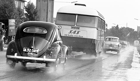 60'er biler i regnvejr. Bl.a. en SAS-bus.
01-08-63.
24x36, jpeg, 300 dpi, size: 1 - 2 MB.
Printsize: 25 cm. sa63172103.jpg