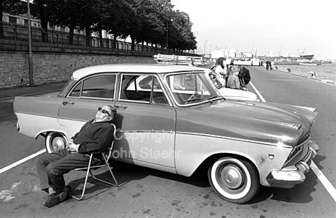 Ford Taunus 17M med træt ejer på Langelinie.
10-09-63.
24x36, jpeg, 300 dpi, size: 1 - 2 MB.
Printsize: 25 cm. sa63202302.jpg