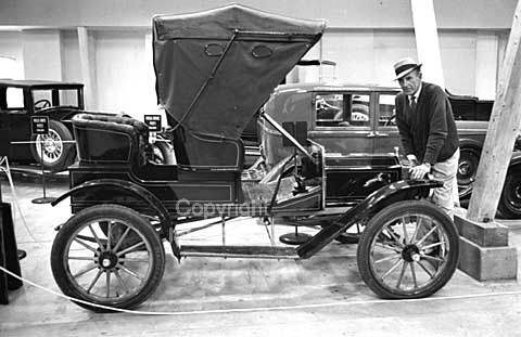 Ålholm slot og veteranbilmuseum. Johan Otto Raben-Levetzau ved en af sine gamle biler.
10-06-64.
24x36, tiff, 300 dpi, size: 4 - 7 MB.
Printsize: 25 cm sa64300308.jpg