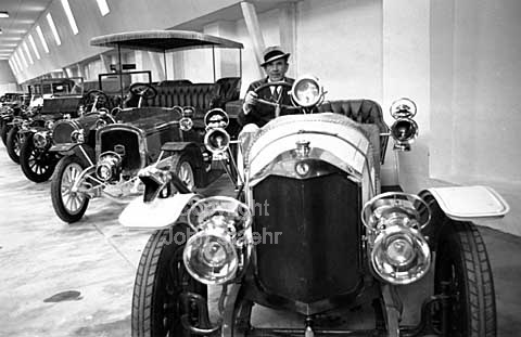 Ålholm slot og veteranbilmuseum. Johan Otto Raben-Levetzau ved en af sine gamle biler.
10-06-64.
24x36, tiff, 300 dpi, size: 4 - 7 MB.
Printsize: 25 cm
sa64301005.jpg