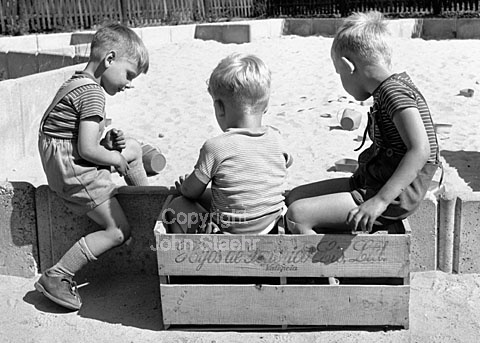 Børnehave. Præstekær Menigheds Børnehave.
30-05-63.
6x6, jpeg, 300 dpi, size: 1 - 2 MB.
Printsize: 25 cm e6344105.jpg