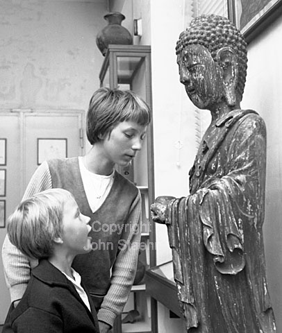 Børn på museum i skole sommerferien.
12-07-63.
6x6, jpeg, 300 dpi, size: 1 - 2 MB.
Printsize: 25 cm. h6341605.jpg