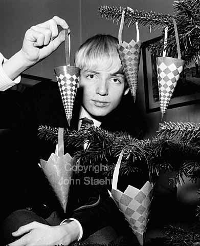 15-årige Jesper Gundermann fra Østerbro opfinder det flettede kræmmerhus til juletræet.
Her med sine kræmmerhuse og sin geometriske skabelon.
22/12/1964
6x6, tiff, 300 dpi, size: 4 - 7 MB.
Printsize: 25 cm aa6442902.jpg