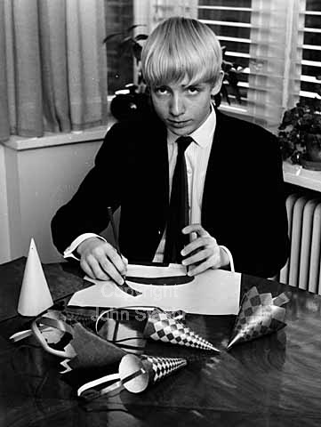 15-årige Jesper Gundermann fra Østerbro opfinder det flettede kræmmerhus til juletræet.
Her med sine kræmmerhuse og sin geometriske skabelon.
22/12/1964
6x6, tiff, 300 dpi, size: 4 - 7 MB.
Printsize: 25 cm aa6442906.jpg