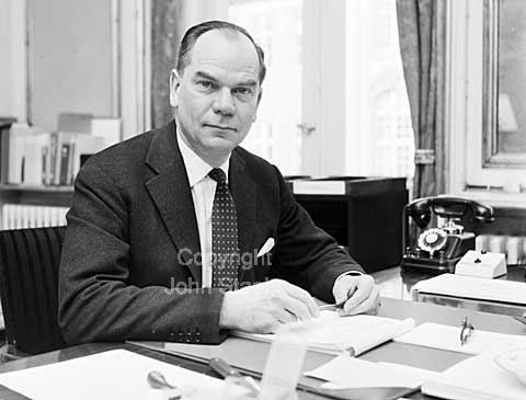 Kontorchef Maegaard Nielsen, Udenrigsministeriet.
02-04-64.
6x6, tiff, 300 dpi, size: 4 - 7 MB.
Printsize: 25 cm.
f6442702.jpg