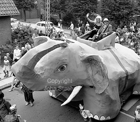 Politimester Vagn Bro og Elsebeth Larsen under karneval i Køge.
25-07-63.
6x6, jpeg, 300 dpi, size: 1 - 2 MB.
Printsize: 25 cm.
i6341606.jpg