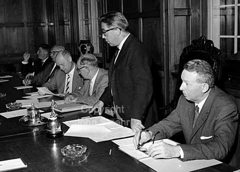 Generalforsamling i frugtavlerforeningen.Formanden taler. Dansk Frugtavl eller Danmarks Erhversfrugtavl.
10-08-64.
6x6, tiff, 300 dpi, size: 4 - 7 MB.
Printsize: 25 cm o6442203.jpg