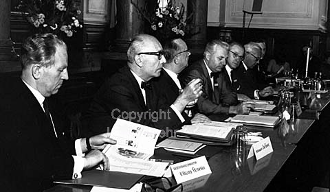 H.K. konference i Fællessalen på Christiansborg med bl. a. undervisningsminister K. Helveg Petersen.
06/09/1964
6x6, tiff, 300 dpi, size: 4 - 7 MB.
Printsize: 25 cm
s6440406.jpg