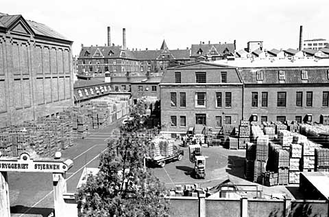 Lukning af Arbejdernes Kooperative Bryggeri Stjernen A/S på på Dr. Olgasvej i Frederiksberg efter 62 års eksistens..
00-08-64.
24x36, tiff, 300 dpi, size: 4 - 7 MB.
Printsize: 25 cm sa64332106.jpg