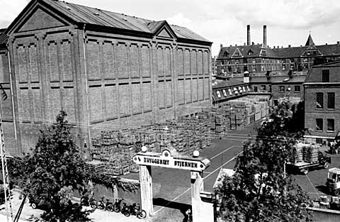 Lukning af Arbejdernes Kooperative Bryggeri Stjernen A/S på på Dr. Olgasvej i Frederiksberg efter 62 års eksistens..
00-08-64.
24x36, tiff, 300 dpi, size: 4 - 7 MB.
Printsize: 25 cm sa64332107.jpg