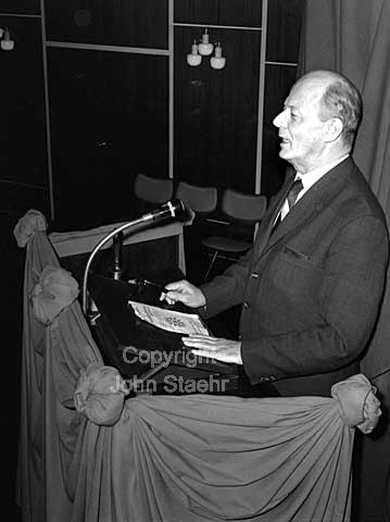 600 ældre københavnere til filmforevisning i Folkets Hus på Enghavevej. Arrangeret af Arbejdernes Fællesorganisation. Formanden Anders E. Hansen byder velkommen.
26/10/1964
6x6, tiff, 300 dpi, size: 4 - 7 MB.
Printsize: 25 cm x6441103.jpg