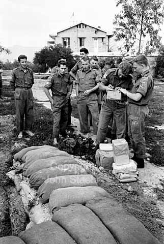 Uddeling af pakkepost til danske FN-soldater på Cypern i Dancon Unficyp D-kompagniet 2. deling.
04/03/1965.
24x36, tiff, 300 dpi, size: 4 - 7 MB.
Printsize: 25 cm. sa65120509.jpg
