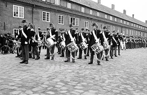 Danske Livregiment fylder 200 år. Soldater i gamle uniformer går fra Kastellet til Rådhuspladsen.
07-12-63.
24x36, tiff, 300 dpi, size: 4 - 7 MB. sa63341403.jpg