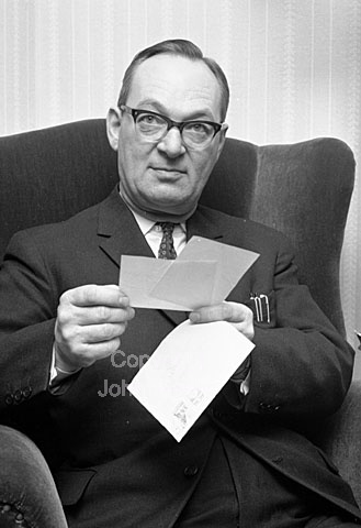 Pastor Falke Hansen med smædebrev.
04-04-63.
6x6, jpeg, 300 dpi, size: 1 - 2 MB.
Printsize: 25 cm
c6342002.jpg