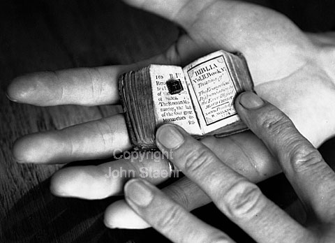 Miniature bibel og mini-miniature-bibel.
04-09-63.
6x6, jpeg, 300 dpi, size: 1 - 2 MB.
Printsize: 25 cm. l6344304.jpg