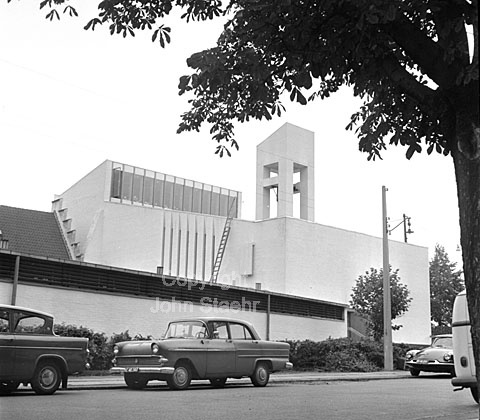 Utterslev Kirke bygget af Arkitekterne Hoff og Windinge, pris 1.460.000 Kr.
Billedet er taget dagen før indvielsen.
06-09-63.
6x6, jpeg, 300 dpi, size: 1 - 2 MB.
Printsize: 25 cm. m6342204.jpg