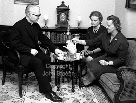 Gift katolsk præst pater Jørgen Rørdam Bonnevie med sin kone og datter.
31-05-64.
6x6, tiff, 300 dpi, size: 4 - 7 MB.
Printsize: 25 cm m6440502.jpg