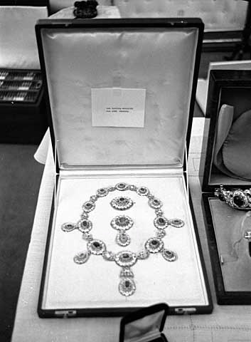 Bryllupsgaver på Tatoi slottet efter vielsen af Kong Konstantin og Prinsesse Anne Marie i Athen, Grækenland.
18/09/1964
24x36, jpeg, 300 dpi, size: 6 - 8 MB.
Printsize: 25 cm
sa64442506.jpg
