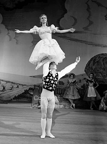 Ballet på Det Kgl. teater, La fille mal Gardée. Solveig Østergård og Niels Kehlet.
13-01-64.
6x6, tiff, 300 dpi, size: 4 - 7 MB. a6443202.jpg