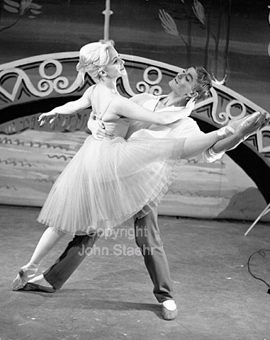 En dag i en park, ballet af Kai Normann Andersen på Pantomimeteatret. Fra v. Dida Kronenberg og Svend Bunch
17-07-63.
6x6, jpeg, 300 dpi, size: 1 - 2 MB.
Printsize: 25 cm. h6343806.jpg