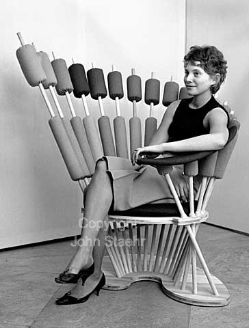 Raketstol af Peter Karpf. Tekstil af Nina Kappel. Fa. Willy Beck, Snedkerlaugets Møbeludstilling i Kustindustrimuseet. Person på billedet ubekendt.
29/10/1964
6x6, tiff, 300 dpi, size: 4 - 7 MB.
Printsize: 25 cm x6441803.jpg