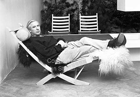 Hans J. Wegner med sine havemøbler af Bøgetræ. Fa. Johannes Hansen, Snedkerlaugets Møbeludstilling i Kustindustrimuseet.
29/10/1964
6x6, tiff, 300 dpi, size: 4 - 7 MB.
Printsize: 25 cm x6442004.jpg