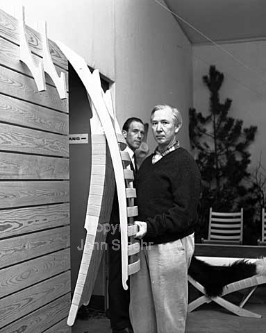 Hans J. Wegner med sine havemøbler af Bøgetræ. Fa. Johannes Hansen, Snedkerlaugets Møbeludstilling i Kustindustrimuseet.
29/10/1964
6x6, tiff, 300 dpi, size: 4 - 7 MB.
Printsize: 25 cm x6442006.jpg