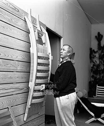 Hans J. Wegner med sine havemøbler af Bøgetræ. Fa. Johannes Hansen, Snedkerlaugets Møbeludstilling i Kustindustrimuseet.
29/10/1964
6x6, tiff, 300 dpi, size: 4 - 7 MB.
Printsize: 25 cm x6442101.jpg