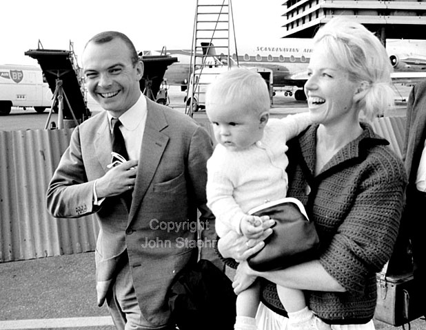 Filminstruktør Bent Christensen og fru Lene i Kastrup Lufthavn.
14-07-63.
24x36, jpeg, 300 dpi, size: 1 - 2 MB.
Printsize: 25 cm. sa63152001.jpg