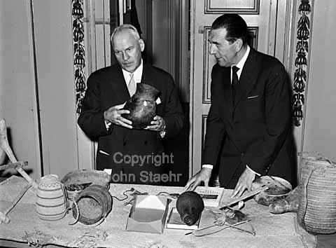 Dr. Gösta Moberg, Stockholm tv. overrækker sin samling af afrikansk etnografica tilchefen for etnografisk samling Helge Larsen Nationalmuseet.
09/12/1964
6x6, tiff, 300 dpi, size: 4 - 7 MB.
Printsize: 25 cm
oe6443205.jpg