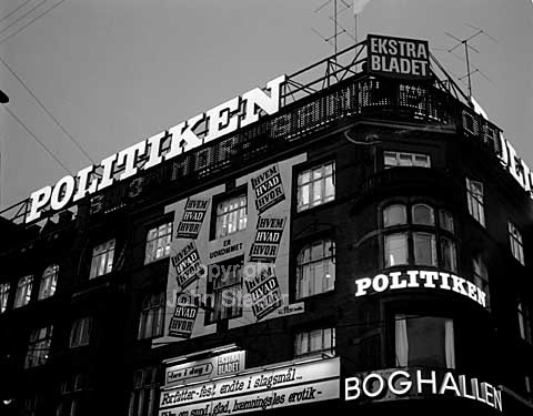 Politikens lysavis på Rådhuspladsen, forfatter-fest endte i slagsmål. Politikens og Ekstrabladets hjørne.
24/11/1964
6x6, tiff, 300 dpi, size: 4 - 7 MB.
Printsize: 25 cm ae6442103.jpg