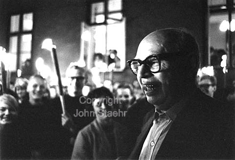 Poul Henningsen - PH - fylder 70. Akademikernes fakkeltog fra Louis Poulsens gård til Håndværkerforeningen.
10/09/1964
24x36, tiff, 300 dpi, size: 19 - 23 MB.
Printsize: 25 cm
sa64402803.jpg