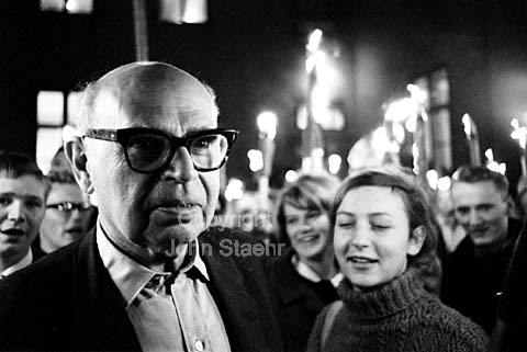 Poul Henningsen - PH - fylder 70. Akademikernes fakkeltog fra Louis Poulsens gård til Håndværkerforeningen.
10/09/1964
24x36, tiff, 300 dpi, size: 19 - 23 MB.
Printsize: 25 cm
sa64402902.jpg
