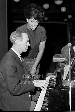 Lorne Lesley, engelsk sanger, bor i Norge. Ses her sammen med pianisten Keld Bonfils.
11-10-63.
6x6, tiff, 300 dpi, size: 4 - 7 MB.
Printsize: 25 cm. p6340201.jpg