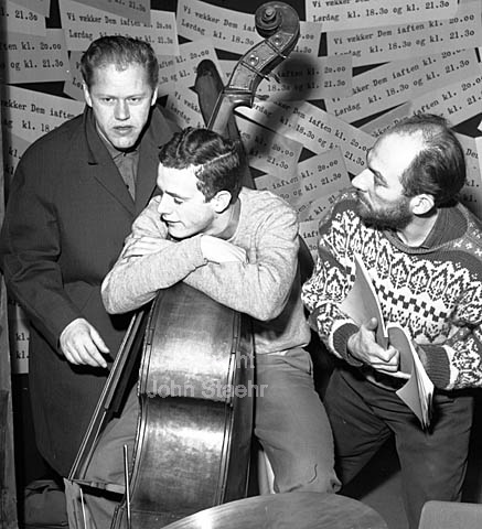 Årets Jazzmusiker Niels Ørsted Pedersen i ABC teatret sammen med bl. a. Preben Kaas (tv).
22-02-64.
6x6, tiff, 300 dpi, size: 4 - 7 MB.
Printsize: 25 cm. sa64112303.jpg