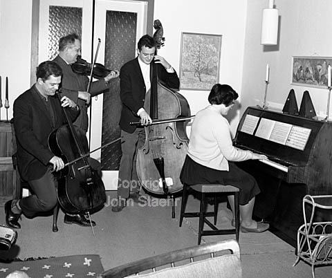 NHØP, Niels-Henning Ørsted Pedersen, jazzbassist. Spiller med familien fra v. bror, Paul Ørsted Pedersen, far, Niels Pedersen, NHØF selv og søster, Kirsten Frandsen..
15-01-64.
6x6, tiff, 300 dpi, size: 4 - 7 MB. sa6413102.jpg