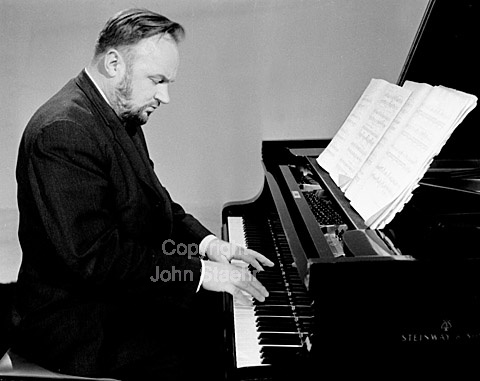 Komponisten Niels Viggo Bentzon i TV udsendelse. 25-02-63.
6x6 ,jpeg, 300 dpi, size: 2 - 3 MB.
Printsize: 30 CM a6340301.jpg