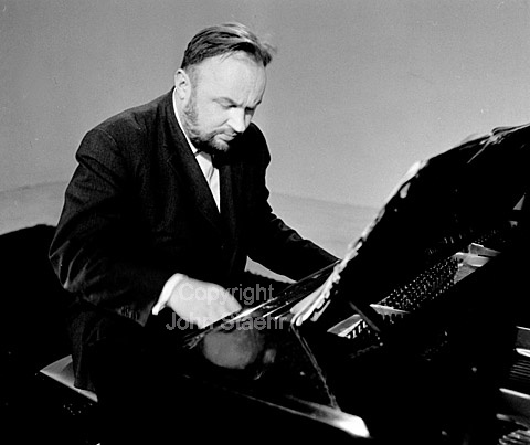 Komponisten Niels Viggo Bentzon i TV udsendelse. 25-02-63.
6x6, jpeg, 300 dpi, size: 2 - 3 MB.
Printsize: 30 CM a6340302.jpg