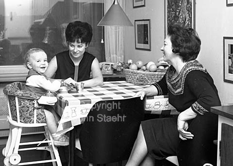Birthe Wilke med sin søn Ricky og sin mor. Bitter over at der ikke er brug for hende i Danmark.
06-01-64.
6x6, tiff, 300 dpi, size: 4 - 7 MB. sa6411004.jpg