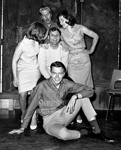 Snekkersten revyen. Preben Mahrt, Joan Gamst, Knud Rasmussen, Birgit Brüel og Jørgen Blaksted.
22-06-64.
6x6, tiff, 300 dpi, size: 4 - 7 MB.
Printsize: 25 cm n6441302.jpg