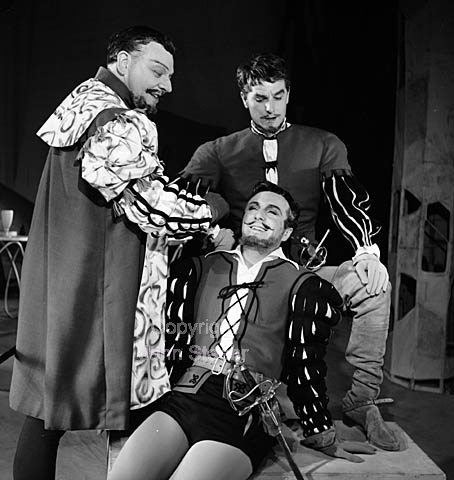 Stor ståhej for ingenting, skuespil af Shakespeare på det Kgl. Teater.
Fra v. Gunnar Lauring, Holger Juul Hansen og Henning Mouritzen.
12-11-63.
6x6, tiff, 300 dpi, size: 4 - 7 MB. s6342306.jpg