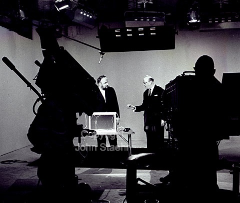 Komponisten Niels Viggo Bentzon i TV. Ses her sammen med tilrettelægger Sverre Forkammer. 25-02-63.
6x6, jpeg, 300 dpi, size: 2 - 3 MB . Printsize: 30 cm a6340305.jpg