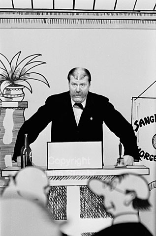 Ebbe Rode i Sangforeningen morgenrøden. Tv-udsendelse om Storm Petersen i Danmarks Radio.
25-11-63.
24x36, tiff, 300 dpi, size: 4 - 7 MB. sa63331807.jpg