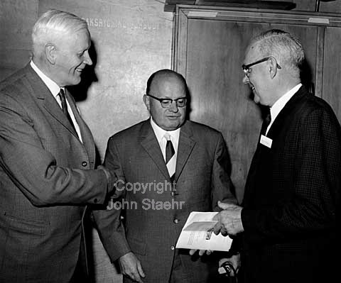 International konference om kvægsygdomme arrangeret af International Society for Buiatry. Fra. v. Professor H.G. Bendixen, Dr. Rosenberger, Tyskland og Dr. M.Fischer, USA.
20-08-64.
6x6, tiff, 300 dpi, size: 19 - 23 MB.
Printsize: 25 cm p6443101.jpg