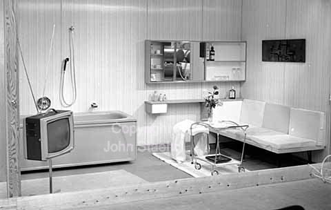 Fremtidens badeværelser vist på udstilling i Forum.
04-05-64.
6x6, tiff, 300 dpi, size: 4 - 7 MB.
Printsize: 25 cm. i6442806.jpg