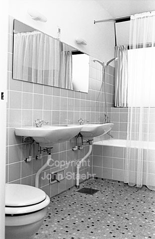 Typehus af arkitekt Holger Tangå Hansen. Beliggende Hvidegårdsparken 14, Lyngby.
08-10-63.
24x36, tiff, 300 dpi, size: 4 - 7 MB.
Printsize: 25 cm.
sa63242709.jpg