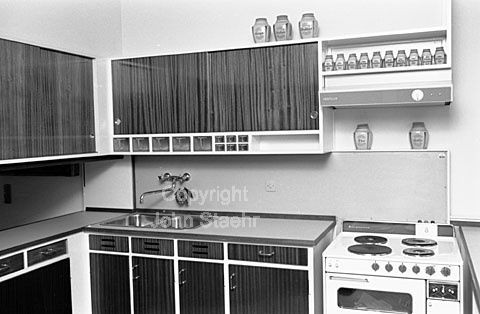 Typehus af arkitekt Holger Tangå Hansen. Beliggende Hvidegårdsparken 14, Lyngby.
08-10-63.
24x36, tiff, 300 dpi, size: 4 - 7 MB.
Printsize: 25 cm.
sa63242911.jpg