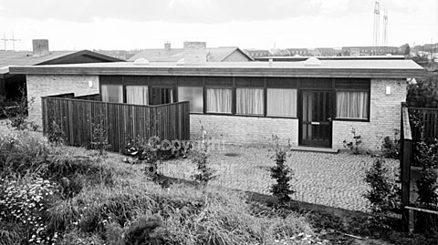 Typehus af arkitekt Holger Tangå Hansen. Beliggende Hvidegårdsparken 14, Lyngby.
08-10-63.
24x36, tiff, 300 dpi, size: 4 - 7 MB.
Printsize: 25 cm.
sa63243006.jpg